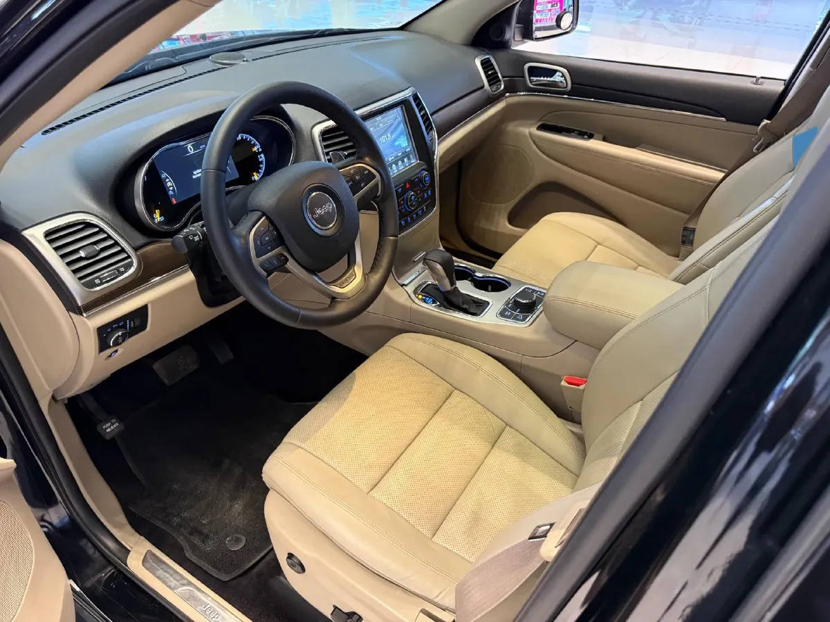 2017 Jeep Grand Cherokee 3.6L 286HP V6 8AT,autocango,china used car exporter,china ev exporter,chinese used car exporter,chinese used ev exporter