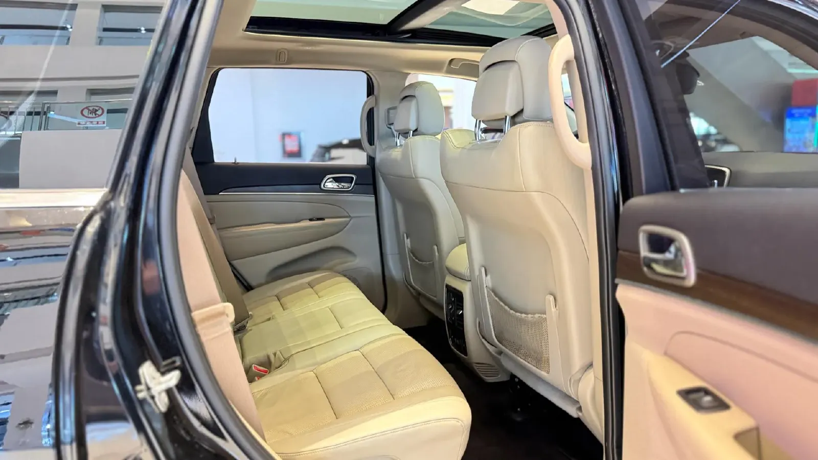 2017 Jeep Grand Cherokee 3.6L 286HP V6 8AT,autocango,china used car exporter,china ev exporter,chinese used car exporter,chinese used ev exporter