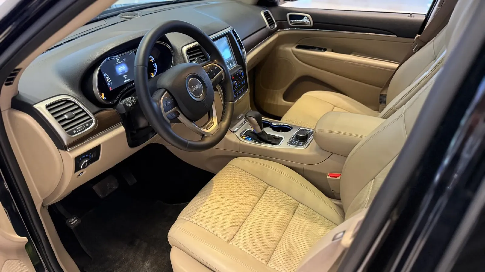 2017 Jeep Grand Cherokee 3.6L 286HP V6 8AT,autocango,china used car exporter,china ev exporter,chinese used car exporter,chinese used ev exporter