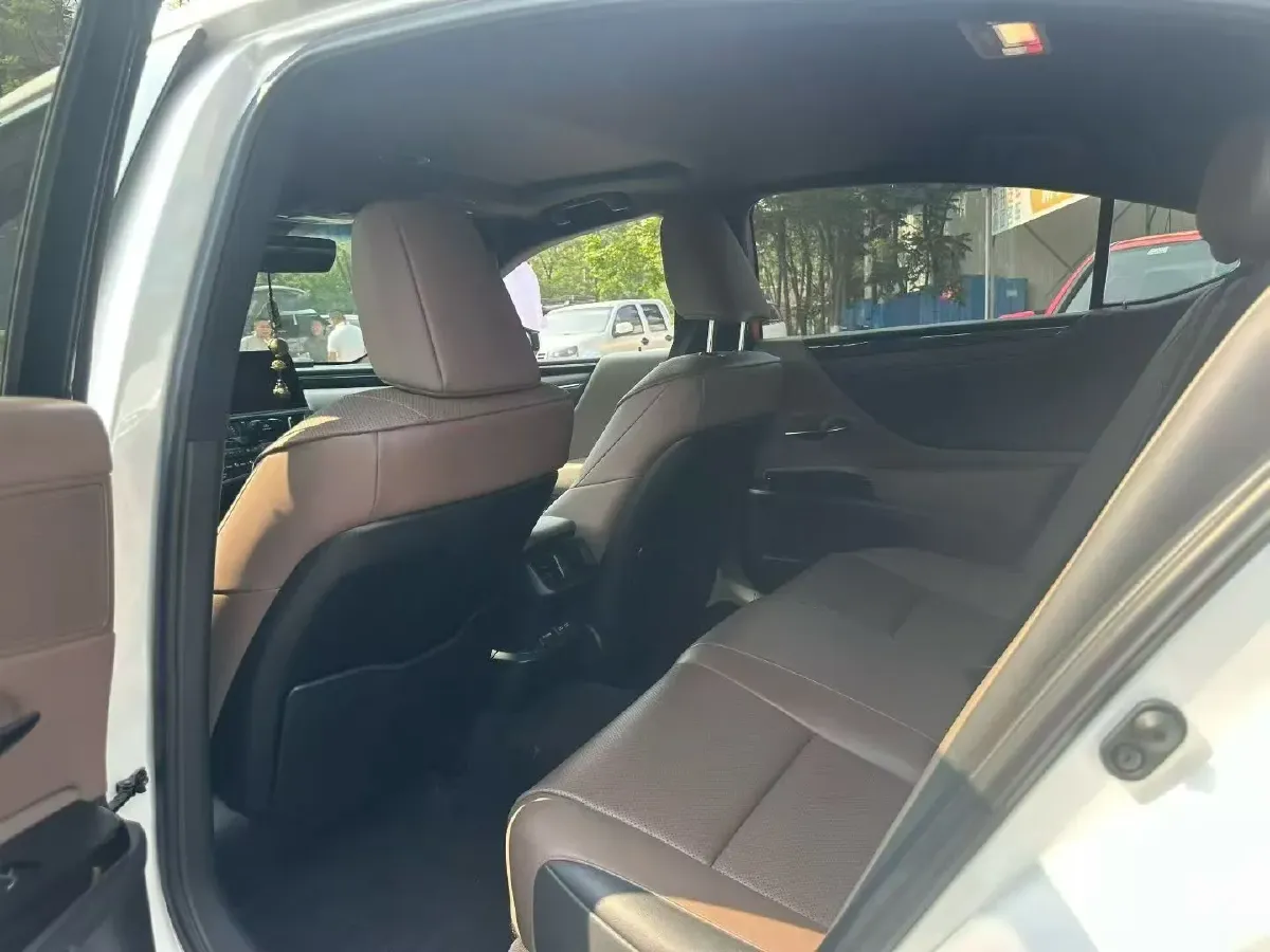 2023 Lexus ES 2.0L 173HP L4 CVT,autocango,china used car exporter,china ev exporter,chinese used car exporter,chinese used ev exporter