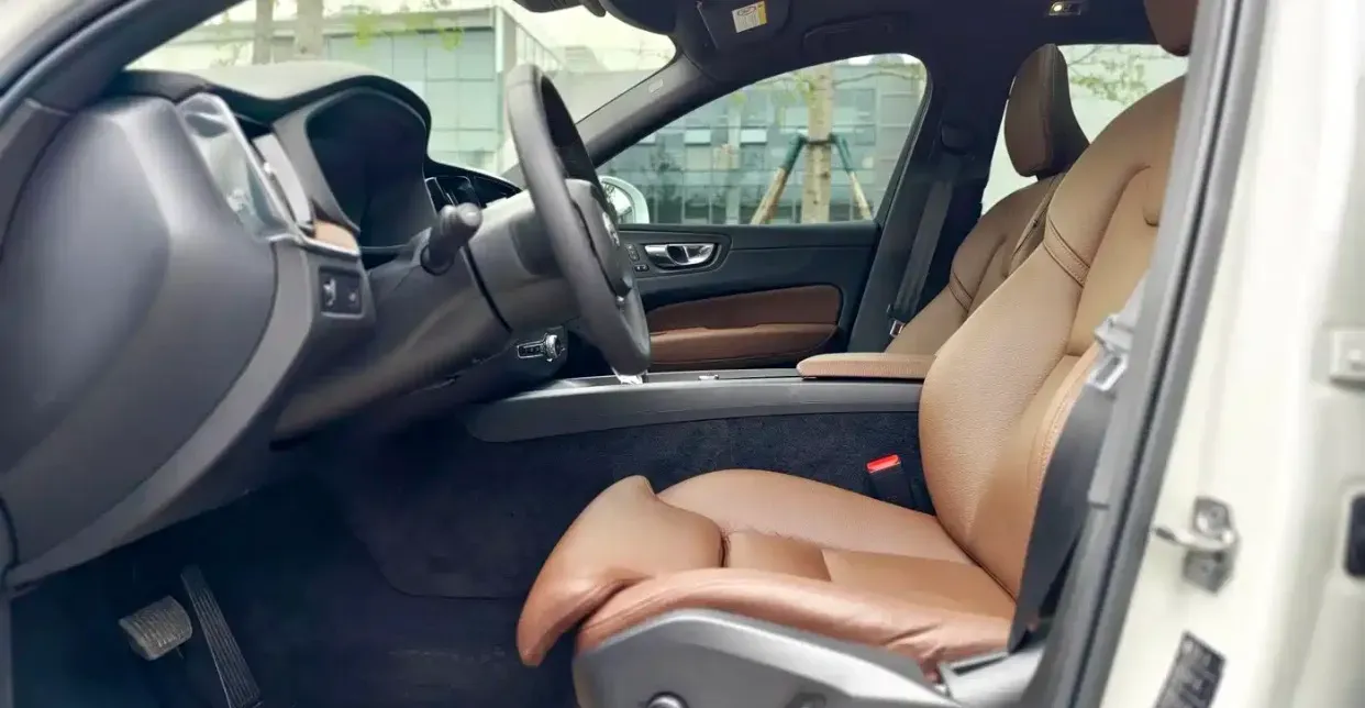 2023 Volvo XC60 2.0T 250HP L4 8AT,autocango,china used car exporter,china ev exporter,chinese used car exporter,chinese used ev exporter