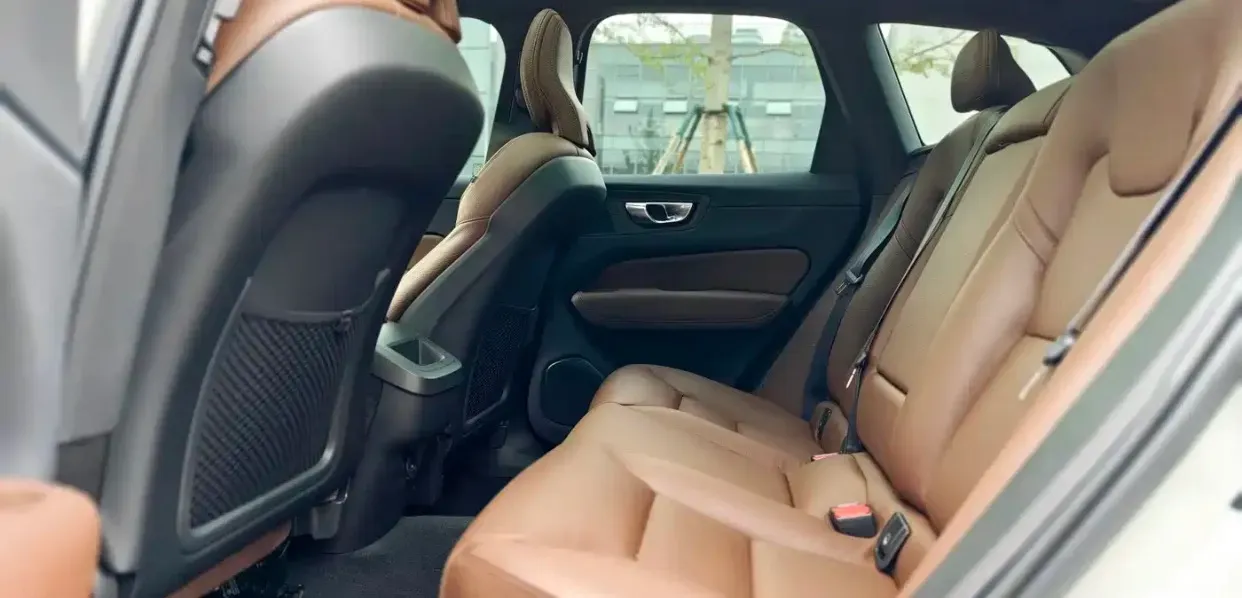 2023 Volvo XC60 2.0T 250HP L4 8AT,autocango,china used car exporter,china ev exporter,chinese used car exporter,chinese used ev exporter