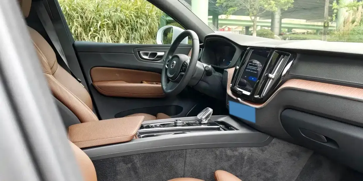2023 Volvo XC60 2.0T 250HP L4 8AT,autocango,china used car exporter,china ev exporter,chinese used car exporter,chinese used ev exporter