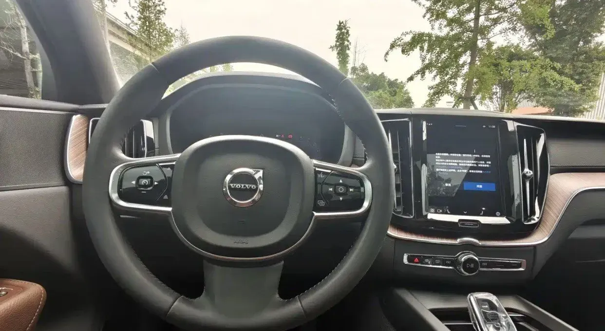 2023 Volvo XC60 2.0T 250HP L4 8AT,autocango,china used car exporter,china ev exporter,chinese used car exporter,chinese used ev exporter