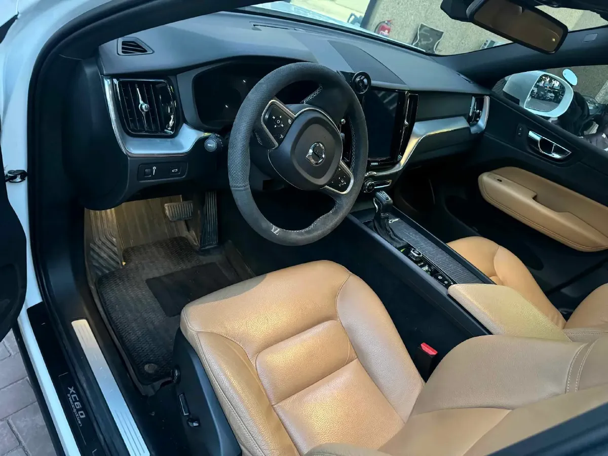 2018 Volvo XC60 2.0T 254HP L4 8AT,autocango,china used car exporter,china ev exporter,chinese used car exporter,chinese used ev exporter