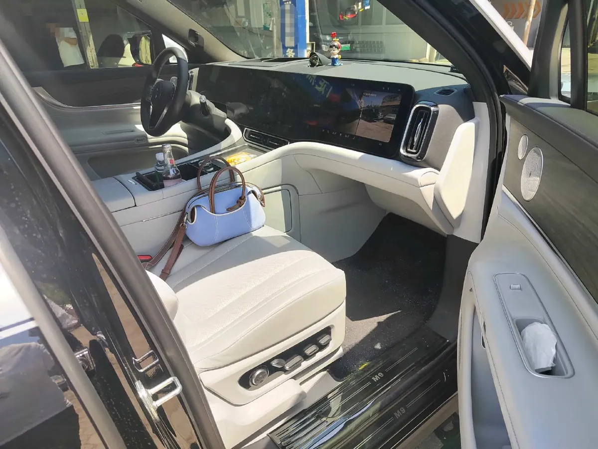 2025 AITO AITO M9 REEV 160HP REEV 52KWH,autocango,china used car exporter,china ev exporter,chinese used car exporter,chinese used ev exporter