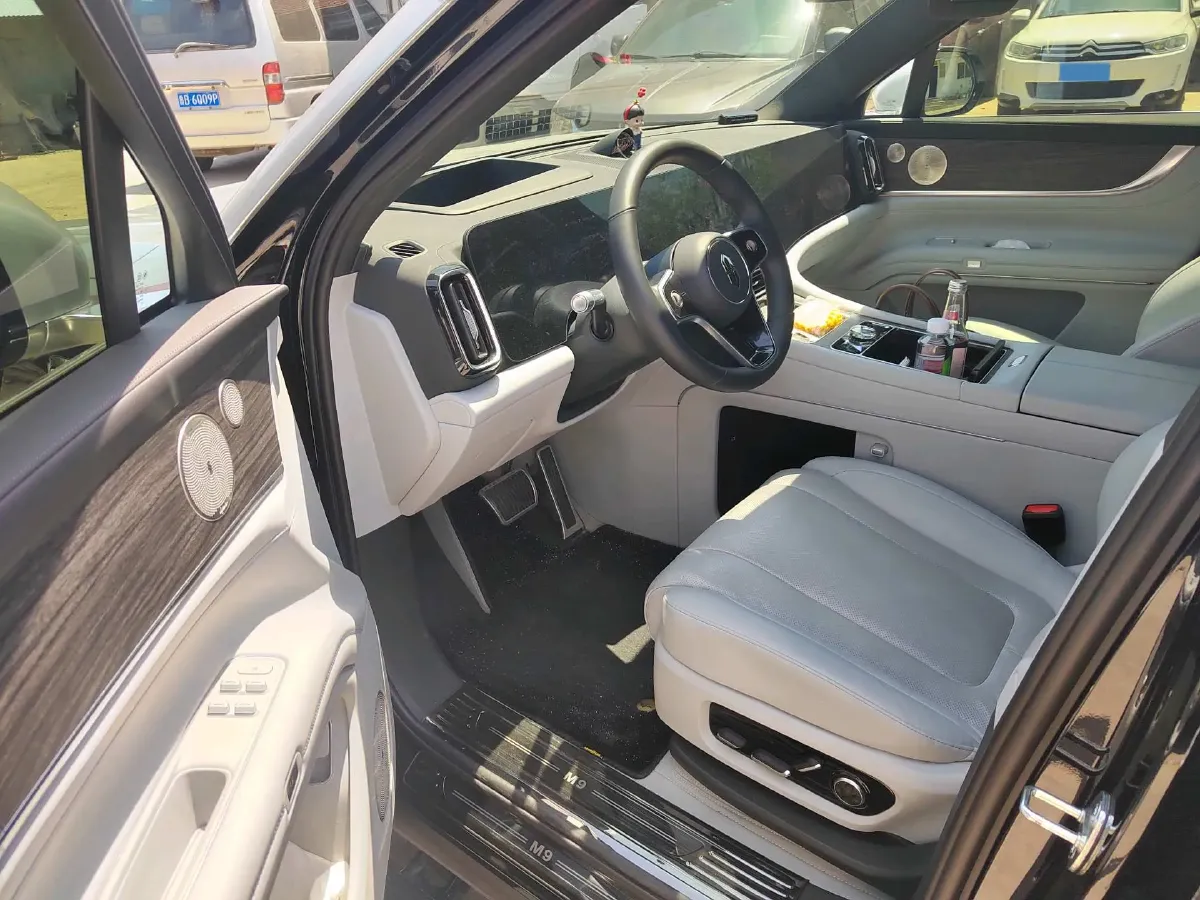 2025 AITO AITO M9 REEV 160HP REEV 52KWH,autocango,china used car exporter,china ev exporter,chinese used car exporter,chinese used ev exporter