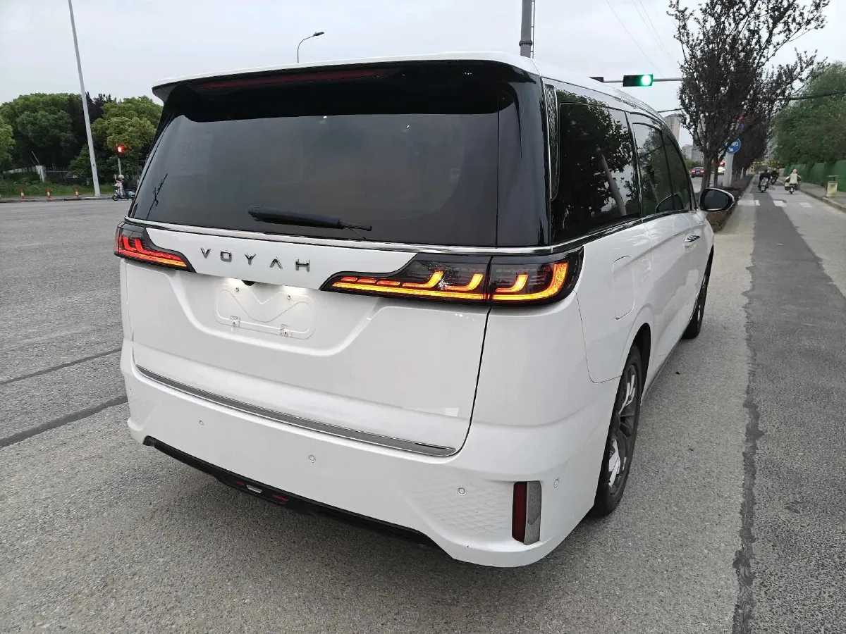 2022 Voyah Dream 1.5T 136HP L4 PHEV 25.57KWH,autocango,china used car exporter,china ev exporter,chinese used car exporter,chinese used ev exporter