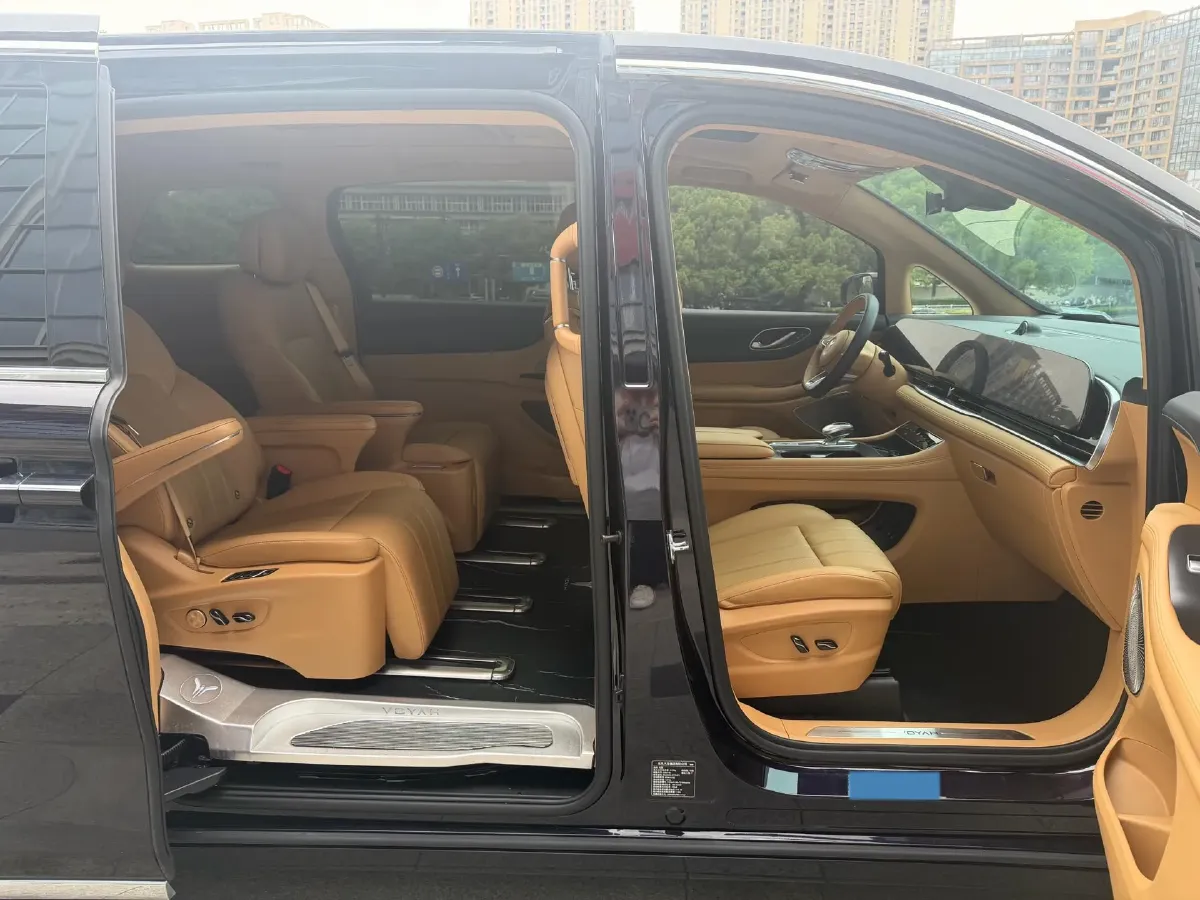 2024 Voyah Dream 1.5T 150HP L4 PHEV 43KWH,autocango,china used car exporter,china ev exporter,chinese used car exporter,chinese used ev exporter