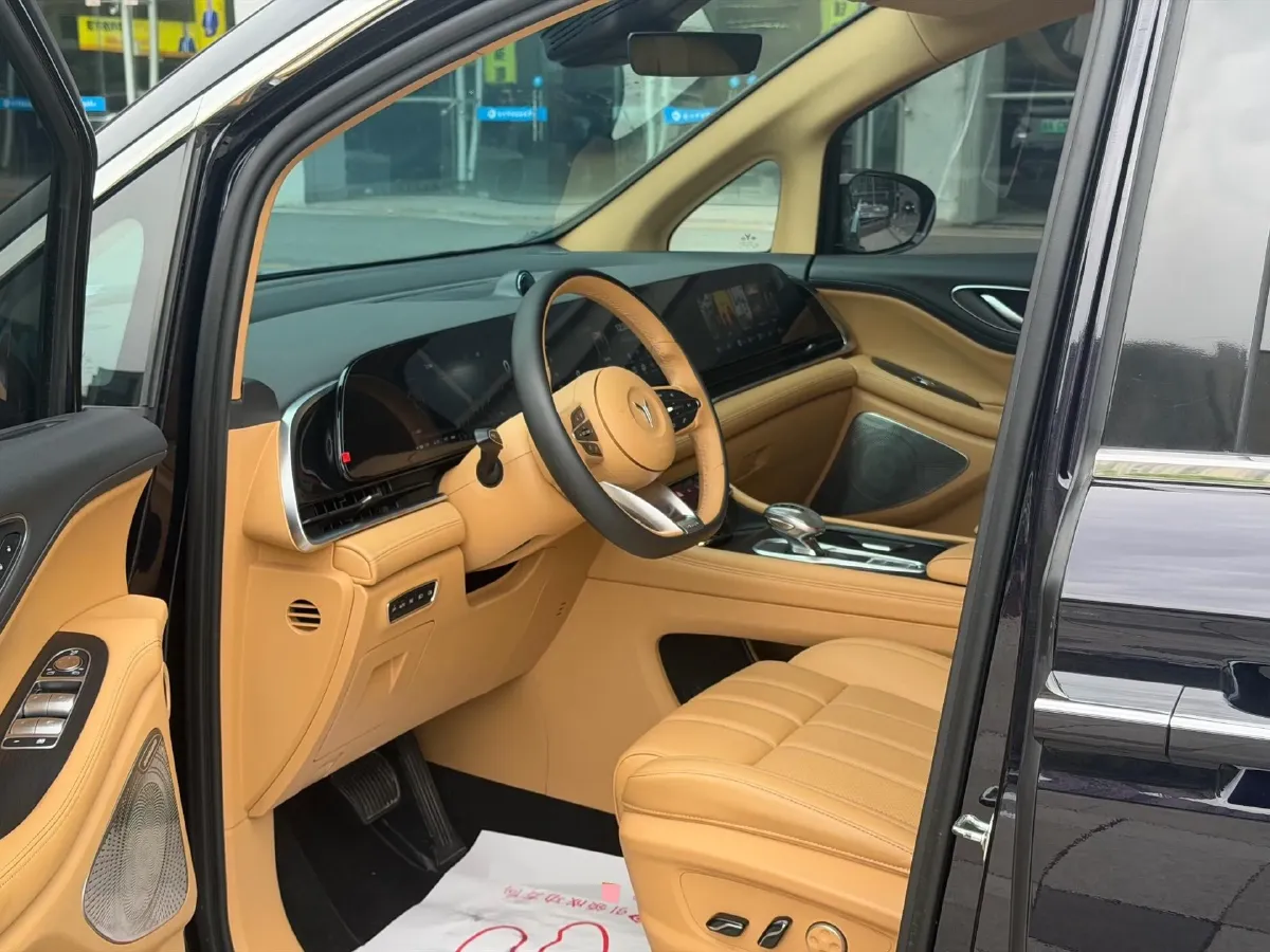 2024 Voyah Dream 1.5T 150HP L4 PHEV 43KWH,autocango,china used car exporter,china ev exporter,chinese used car exporter,chinese used ev exporter