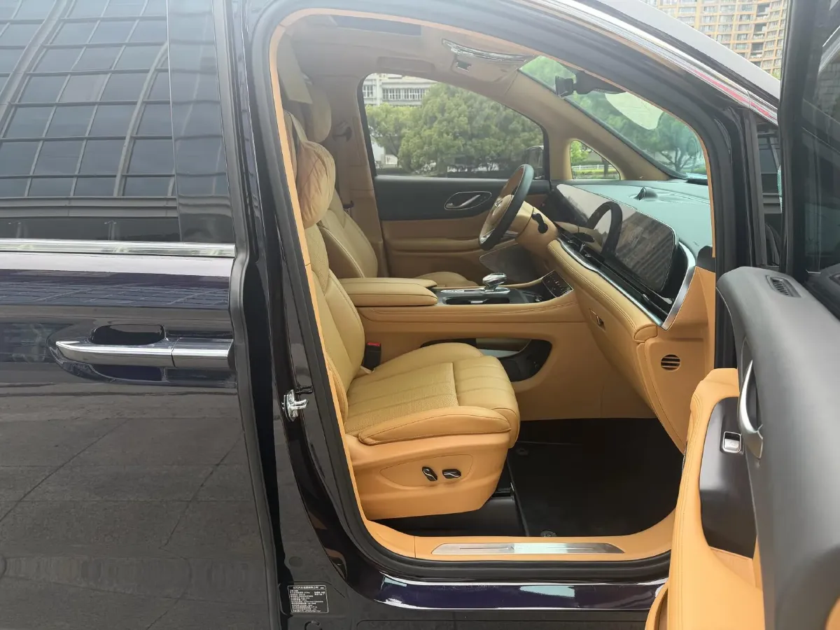 2024 Voyah Dream 1.5T 150HP L4 PHEV 43KWH,autocango,china used car exporter,china ev exporter,chinese used car exporter,chinese used ev exporter