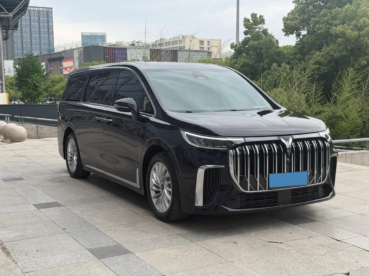 2024 Voyah Dream 1.5T 150HP L4 PHEV 43KWH,autocango,china used car exporter,china ev exporter,chinese used car exporter,chinese used ev exporter