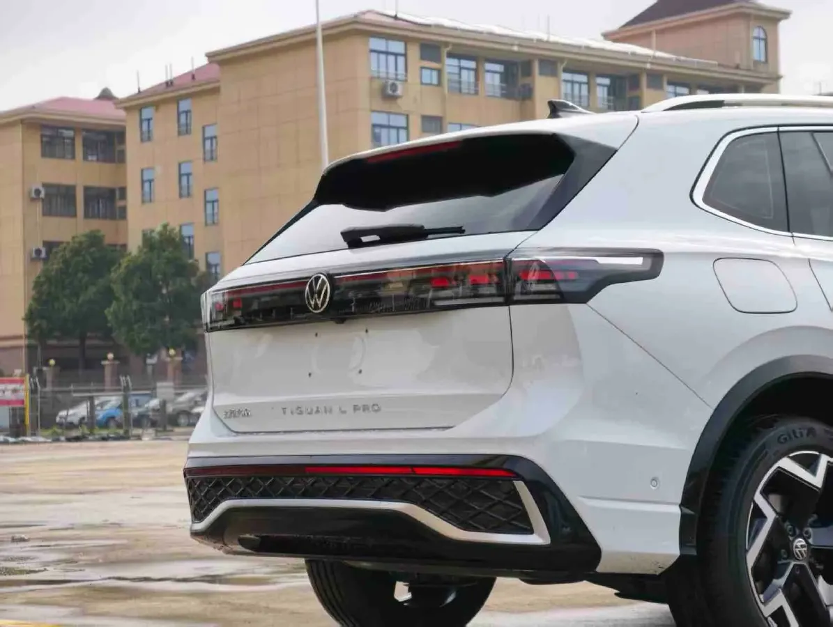 2024 Volkswagen Tiguan L 2.0T 186HP L4 7DCT,autocango,china used car exporter,china ev exporter,chinese used car exporter,chinese used ev exporter