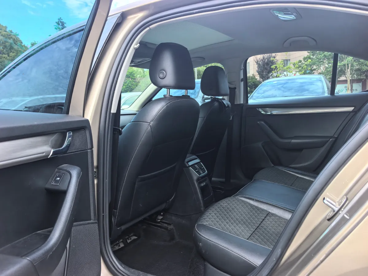 2018 Skoda Octavia 1.2T 116HP L4 7DCT,autocango,china used car exporter,china ev exporter,chinese used car exporter,chinese used ev exporter