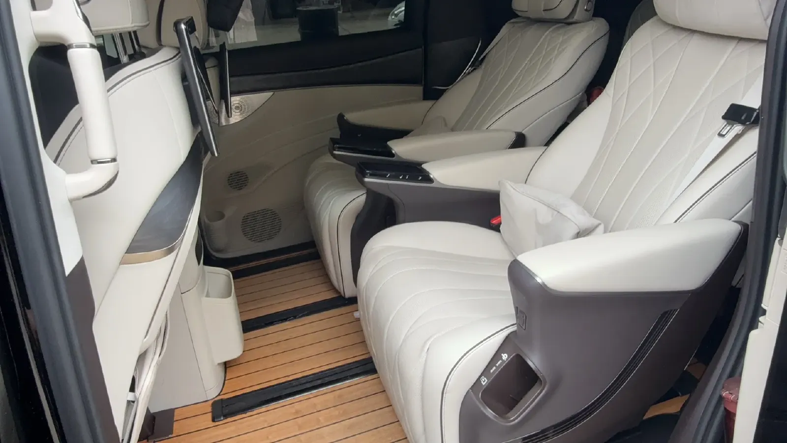 2024 Denza D9 1.5T 139HP L4 E-CVT PHEV 40KWH,autocango,china used car exporter,china ev exporter,chinese used car exporter,chinese used ev exporter