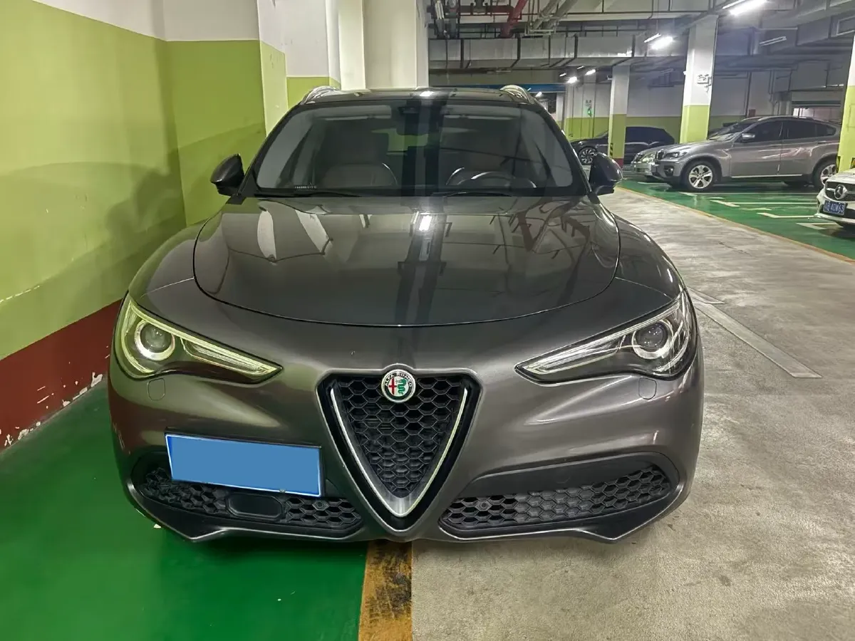 2017 Alfa Romeo Stelvio 2.0T 280HP L4 8AT,autocango,china used car exporter,china ev exporter,chinese used car exporter,chinese used ev exporter