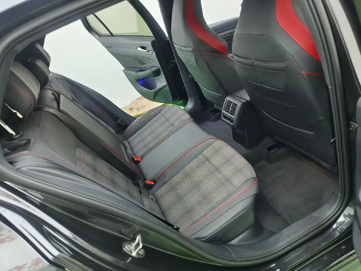 2021 Volkswagen GolfGTI 2.0T 220HP L4 7DCT,autocango,china used car exporter,china ev exporter,chinese used car exporter,chinese used ev exporter