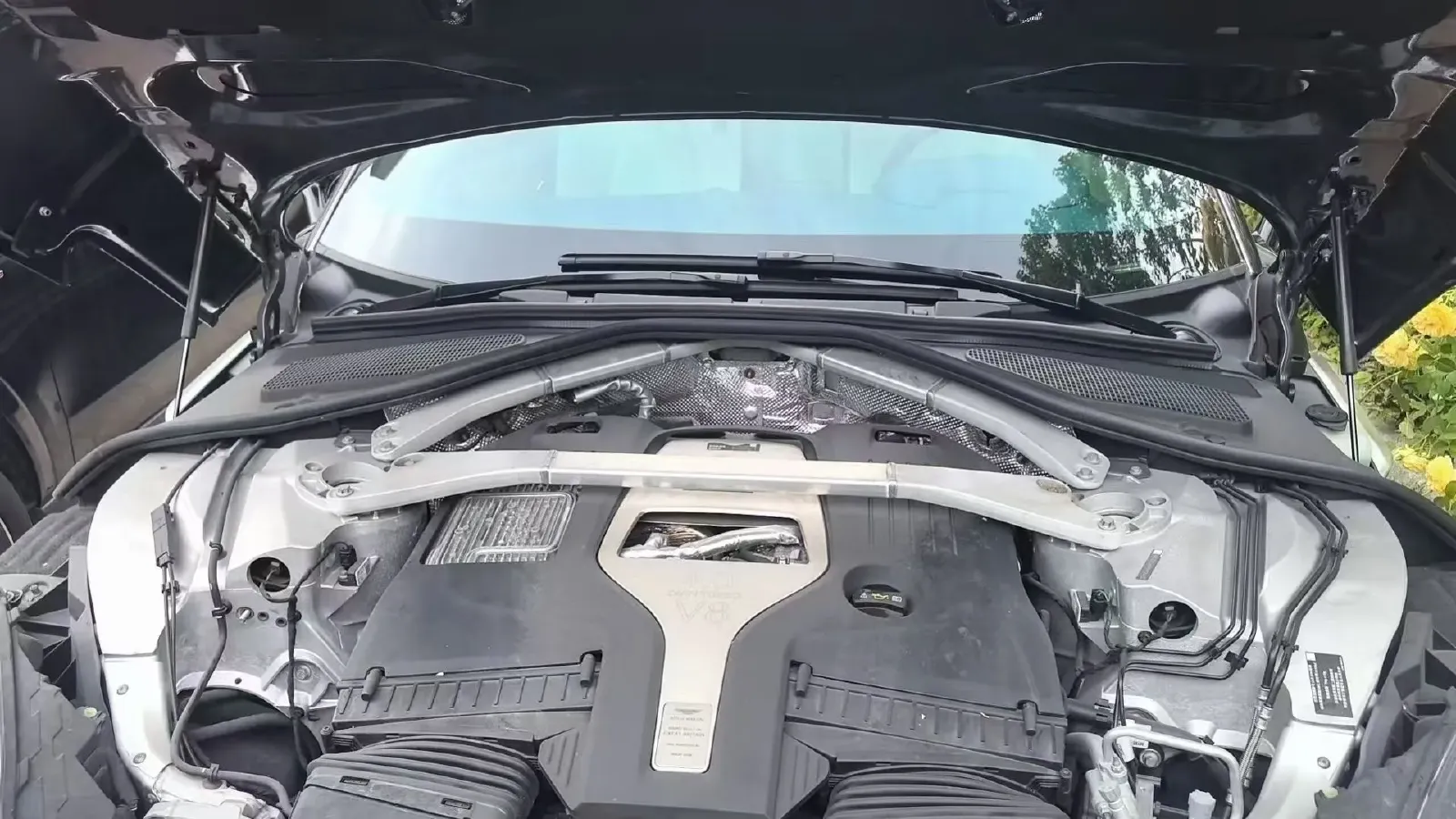 2022 Aston Martin DBX 4.0T 550HP V8 9AT,autocango,china used car exporter,china ev exporter,chinese used car exporter,chinese used ev exporter