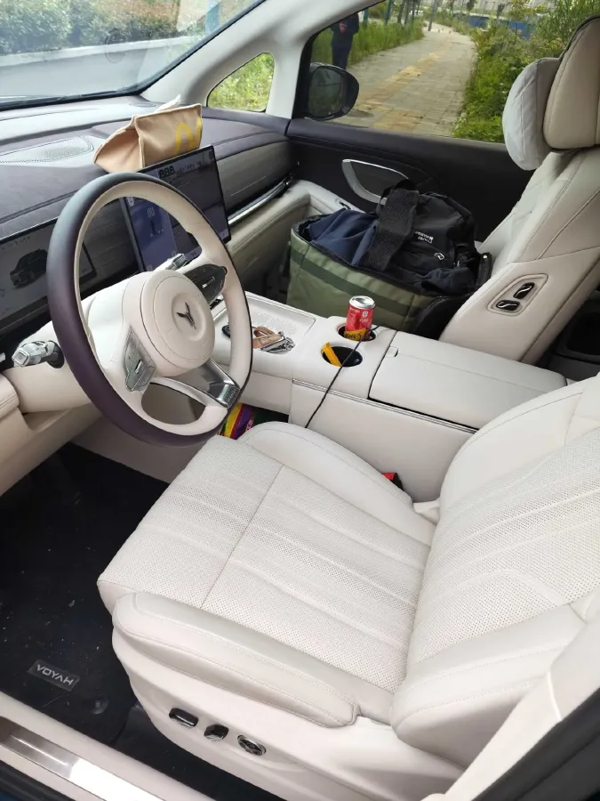 2025 Voyah Dream 1.5T 150HP L4 PHEV 41.7KWH,autocango,china used car exporter,china ev exporter,chinese used car exporter,chinese used ev exporter