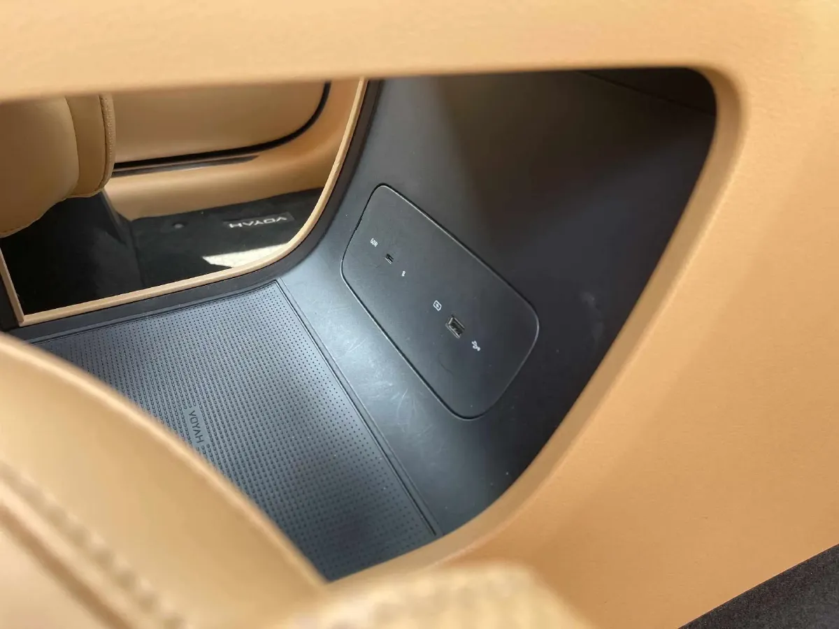 2025 Voyah Dream 1.5T 150HP L4 PHEV 41.7KWH,autocango,china used car exporter,china ev exporter,chinese used car exporter,chinese used ev exporter