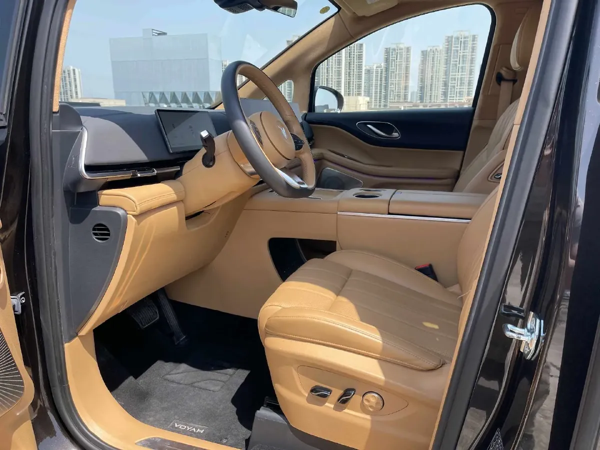 2025 Voyah Dream 1.5T 150HP L4 PHEV 41.7KWH,autocango,china used car exporter,china ev exporter,chinese used car exporter,chinese used ev exporter