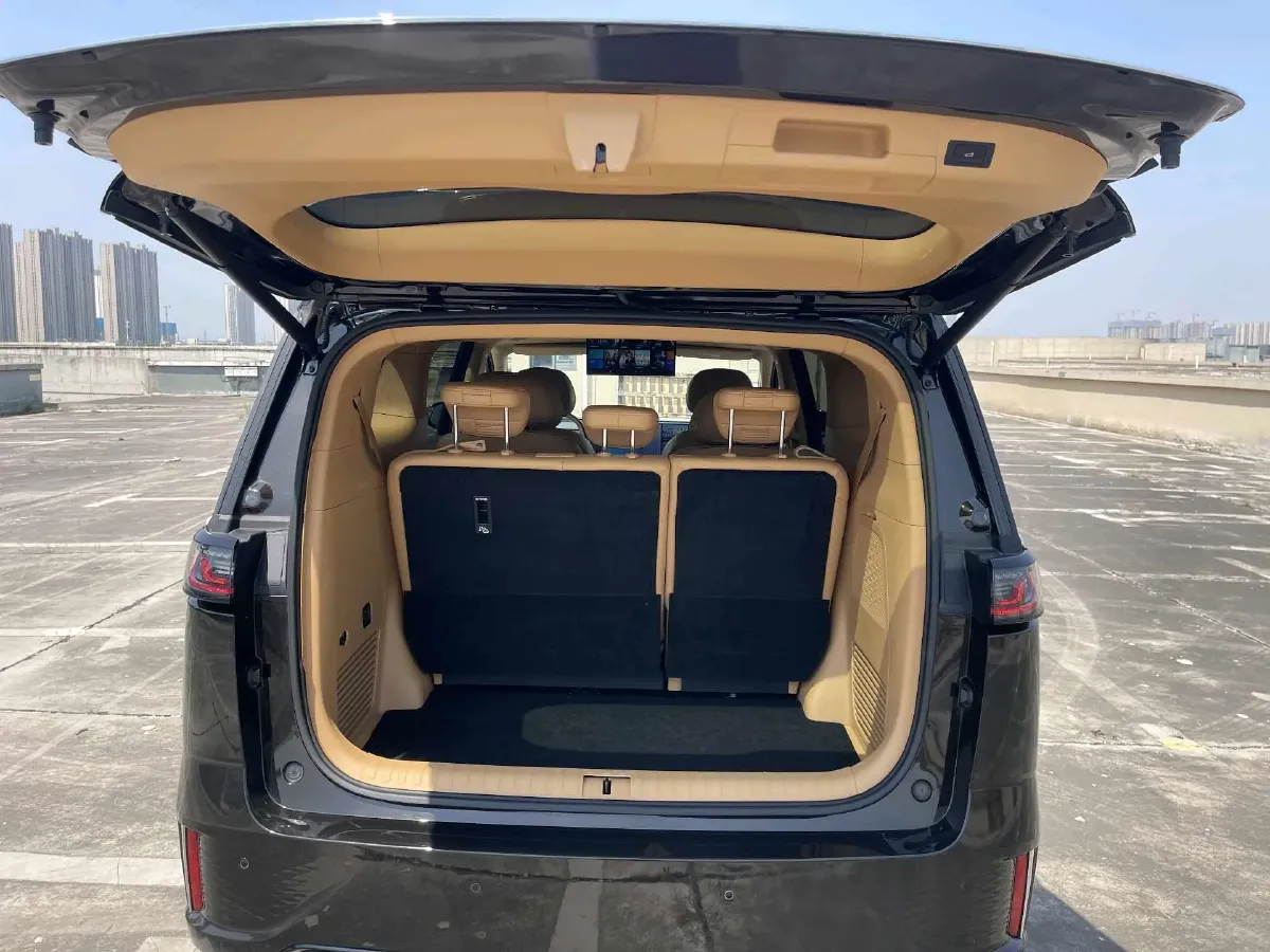 2025 Voyah Dream 1.5T 150HP L4 PHEV 41.7KWH,autocango,china used car exporter,china ev exporter,chinese used car exporter,chinese used ev exporter