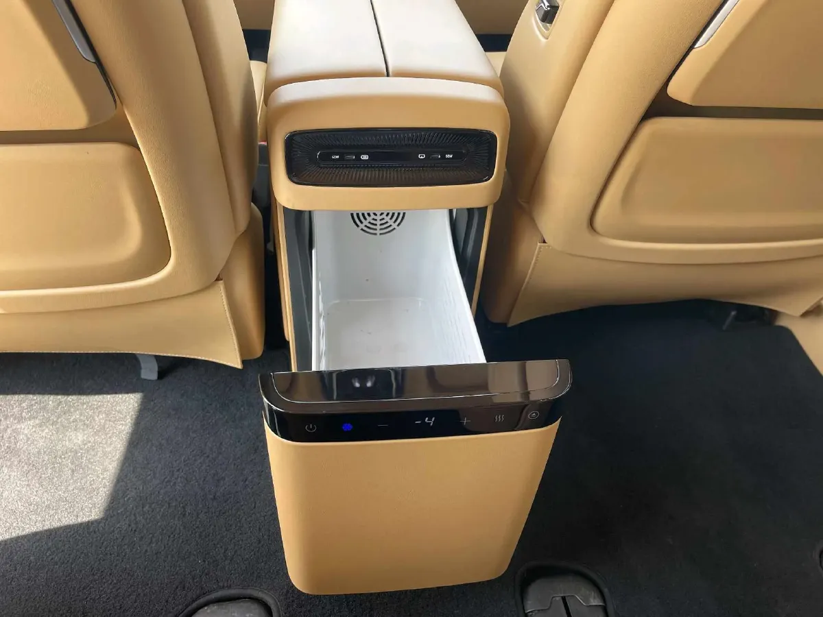 2025 Voyah Dream 1.5T 150HP L4 PHEV 41.7KWH,autocango,china used car exporter,china ev exporter,chinese used car exporter,chinese used ev exporter