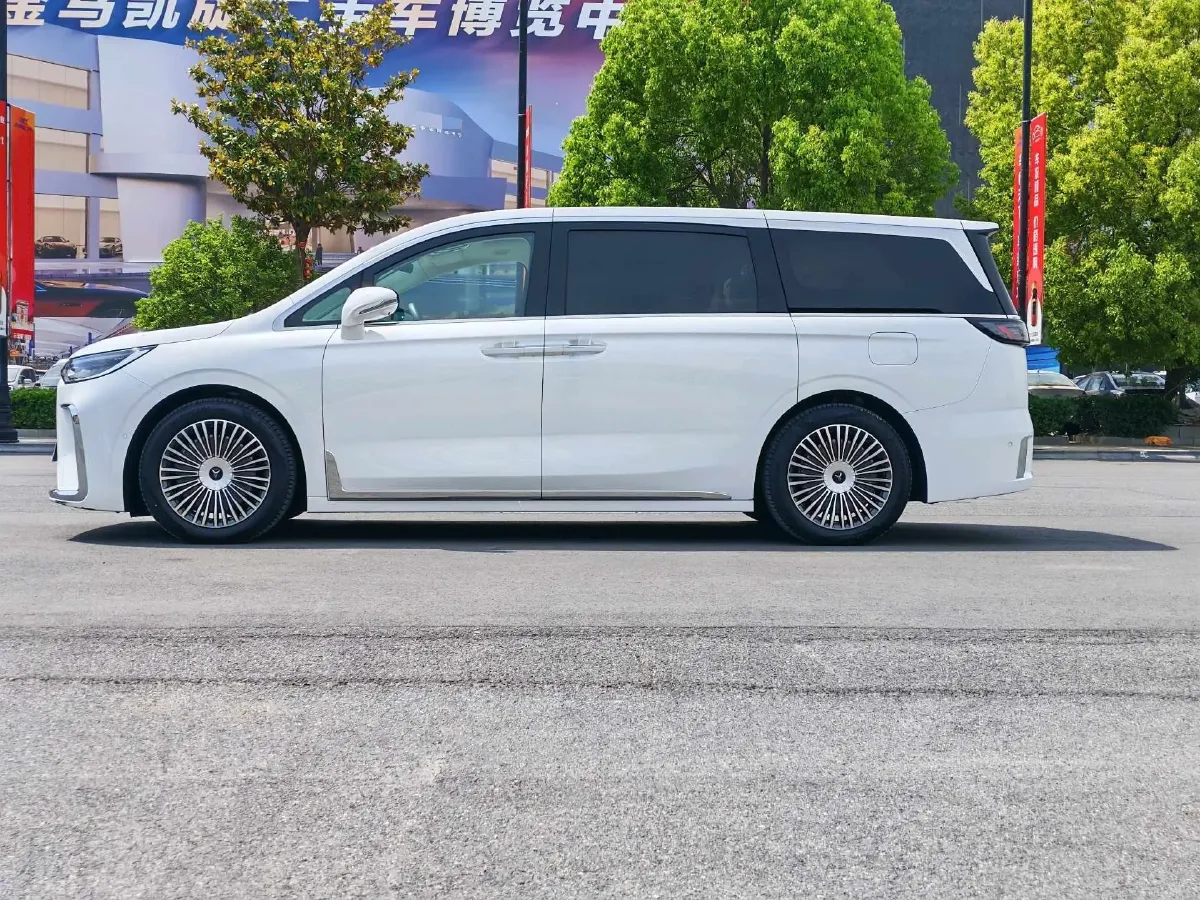 2025 Voyah Dream 1.5T 150HP L4 PHEV 41.7KWH,autocango,china used car exporter,china ev exporter,chinese used car exporter,chinese used ev exporter