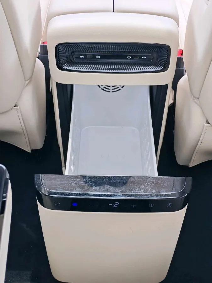 2025 Voyah Dream 1.5T 150HP L4 PHEV 41.7KWH,autocango,china used car exporter,china ev exporter,chinese used car exporter,chinese used ev exporter