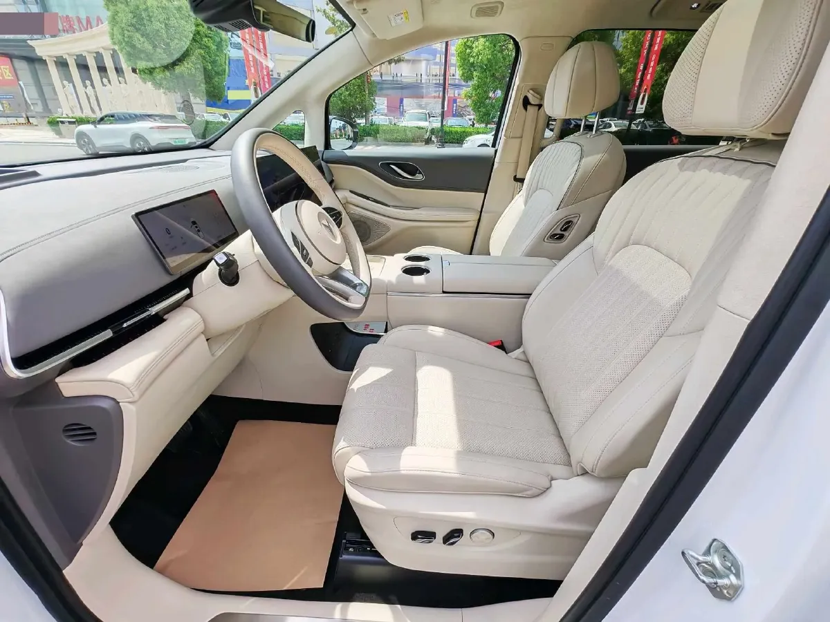 2025 Voyah Dream 1.5T 150HP L4 PHEV 41.7KWH,autocango,china used car exporter,china ev exporter,chinese used car exporter,chinese used ev exporter