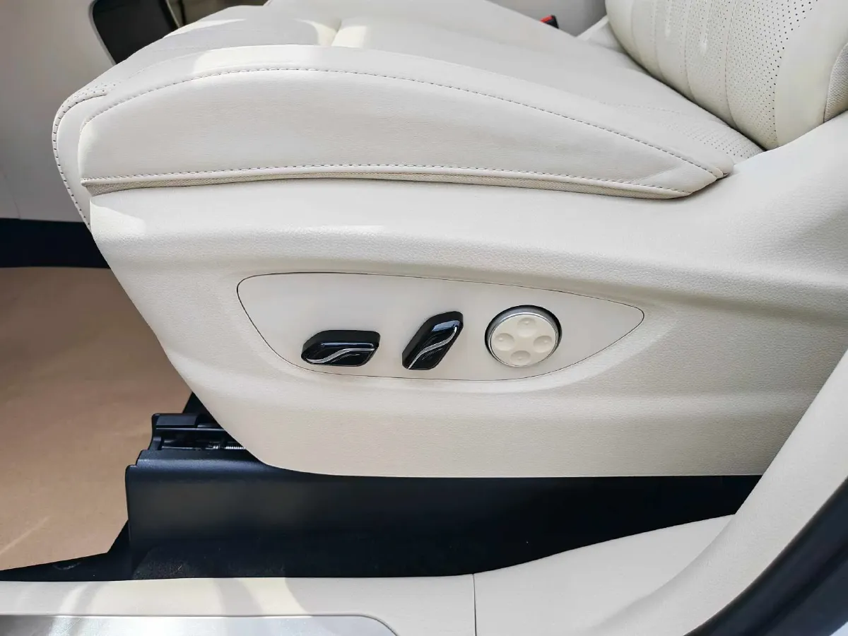 2025 Voyah Dream 1.5T 150HP L4 PHEV 41.7KWH,autocango,china used car exporter,china ev exporter,chinese used car exporter,chinese used ev exporter