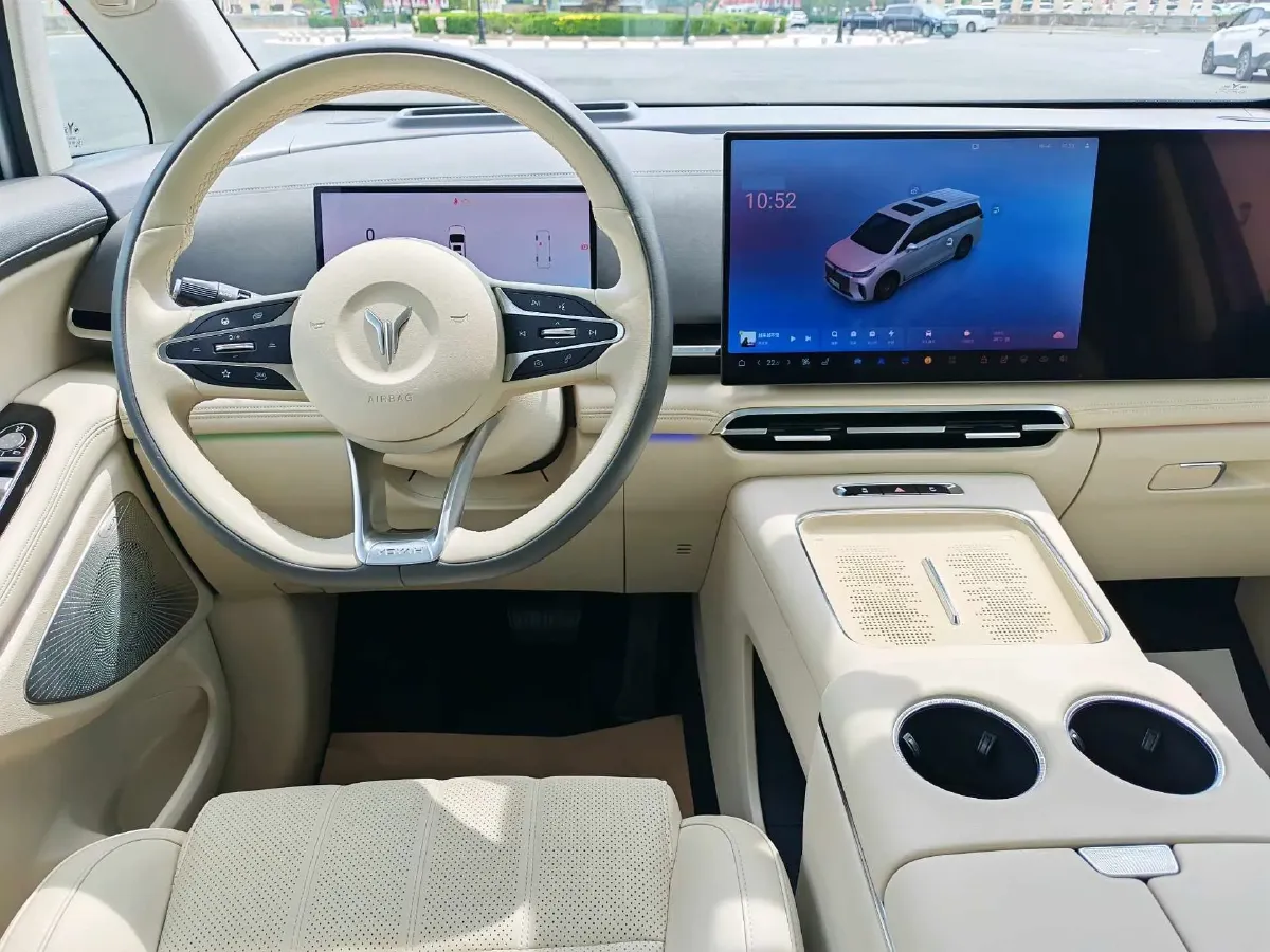 2025 Voyah Dream 1.5T 150HP L4 PHEV 41.7KWH,autocango,china used car exporter,china ev exporter,chinese used car exporter,chinese used ev exporter