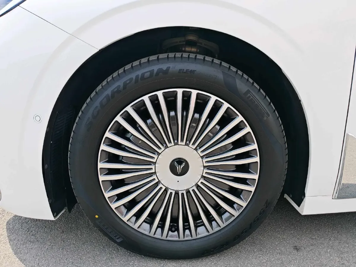 2025 Voyah Dream 1.5T 150HP L4 PHEV 41.7KWH,autocango,china used car exporter,china ev exporter,chinese used car exporter,chinese used ev exporter