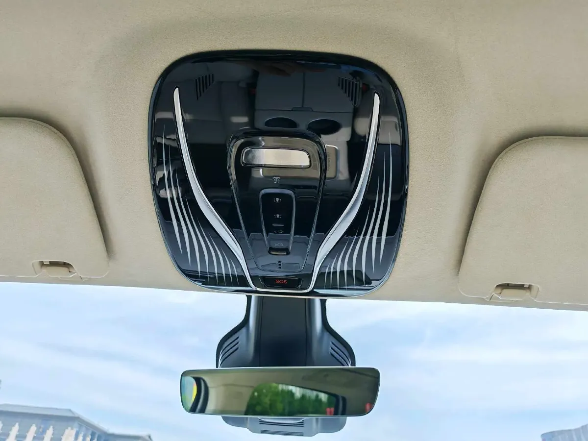 2025 Voyah Dream 1.5T 150HP L4 PHEV 41.7KWH,autocango,china used car exporter,china ev exporter,chinese used car exporter,chinese used ev exporter