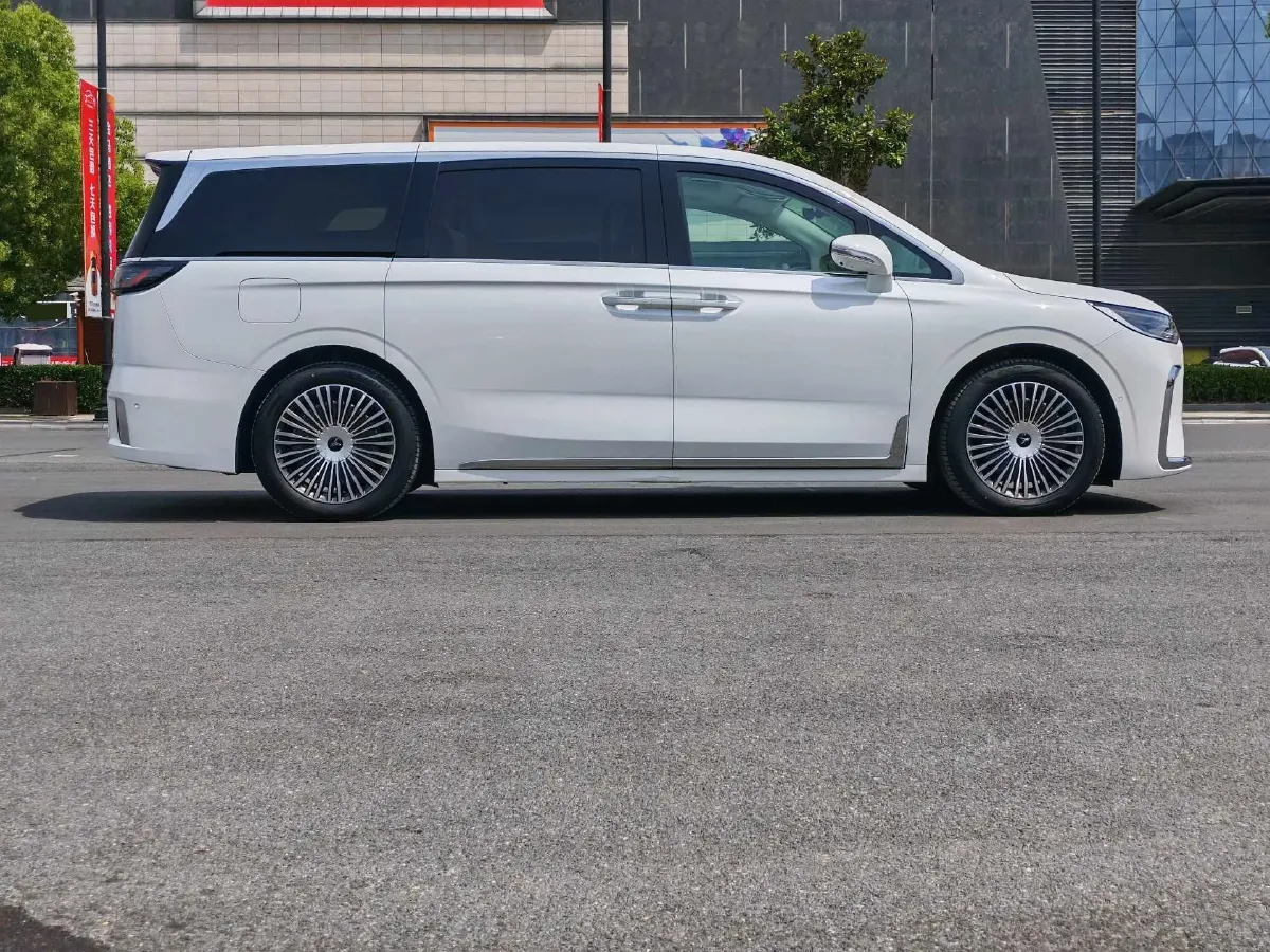 2025 Voyah Dream 1.5T 150HP L4 PHEV 41.7KWH,autocango,china used car exporter,china ev exporter,chinese used car exporter,chinese used ev exporter