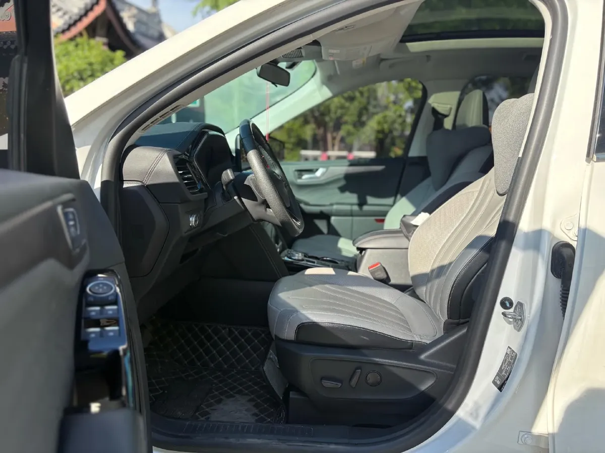 2020 Ford Escape 2.0T 248HP L4 8AT,autocango,china used car exporter,china ev exporter,chinese used car exporter,chinese used ev exporter
