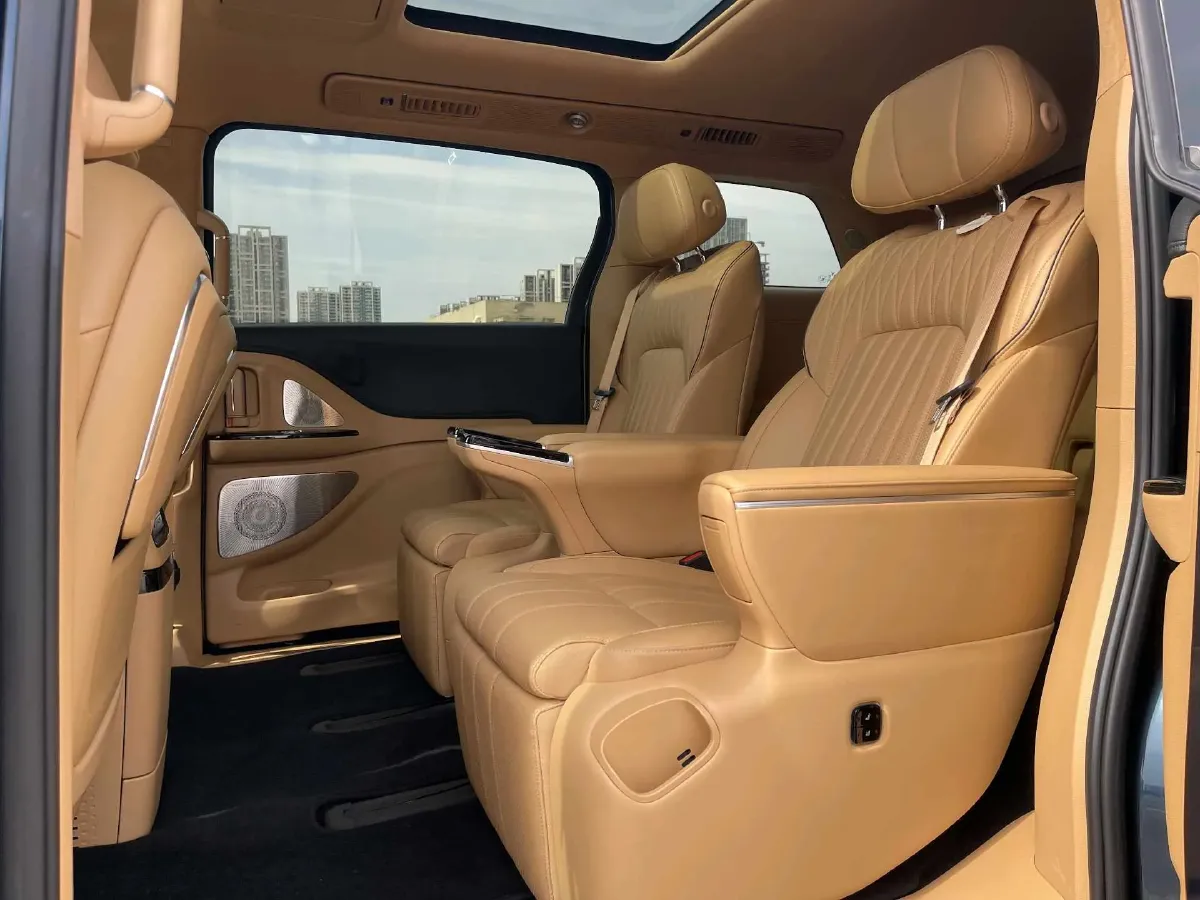 2025 Voyah Dream 1.5T 150HP L4 PHEV 41.7KWH,autocango,china used car exporter,china ev exporter,chinese used car exporter,chinese used ev exporter