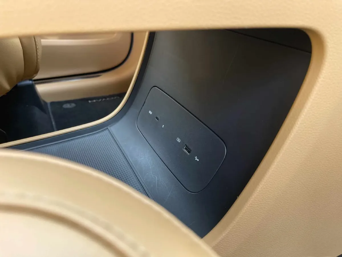 2025 Voyah Dream 1.5T 150HP L4 PHEV 41.7KWH,autocango,china used car exporter,china ev exporter,chinese used car exporter,chinese used ev exporter