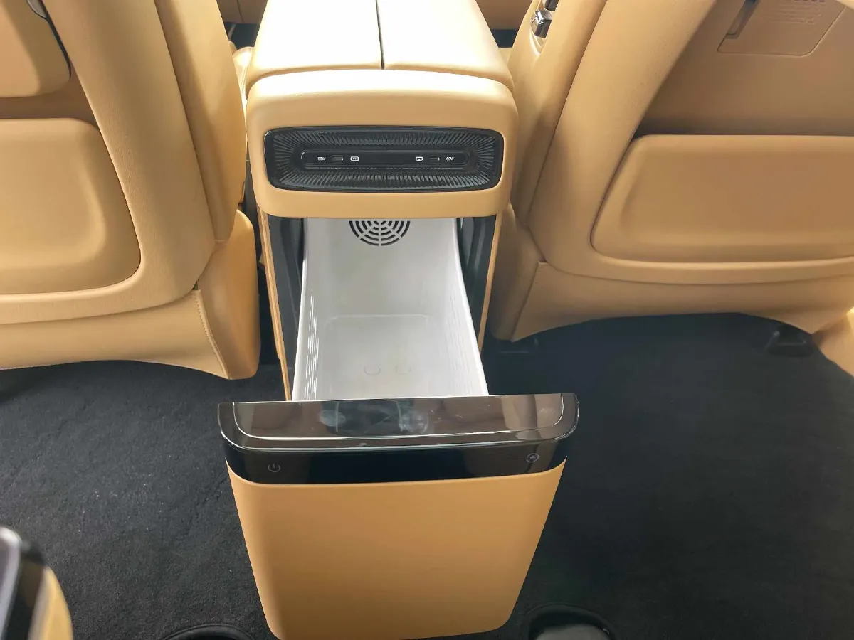2025 Voyah Dream 1.5T 150HP L4 PHEV 41.7KWH,autocango,china used car exporter,china ev exporter,chinese used car exporter,chinese used ev exporter