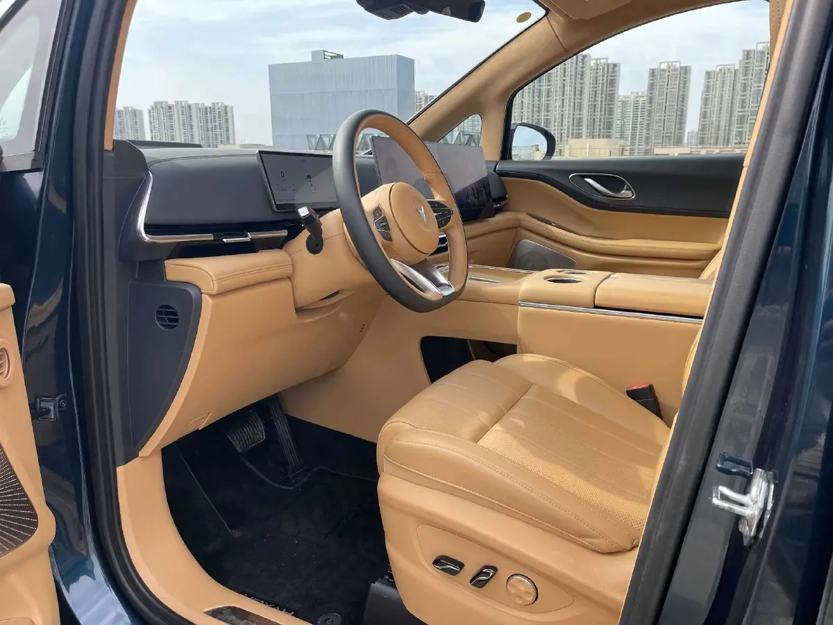 2025 Voyah Dream 1.5T 150HP L4 PHEV 41.7KWH,autocango,china used car exporter,china ev exporter,chinese used car exporter,chinese used ev exporter