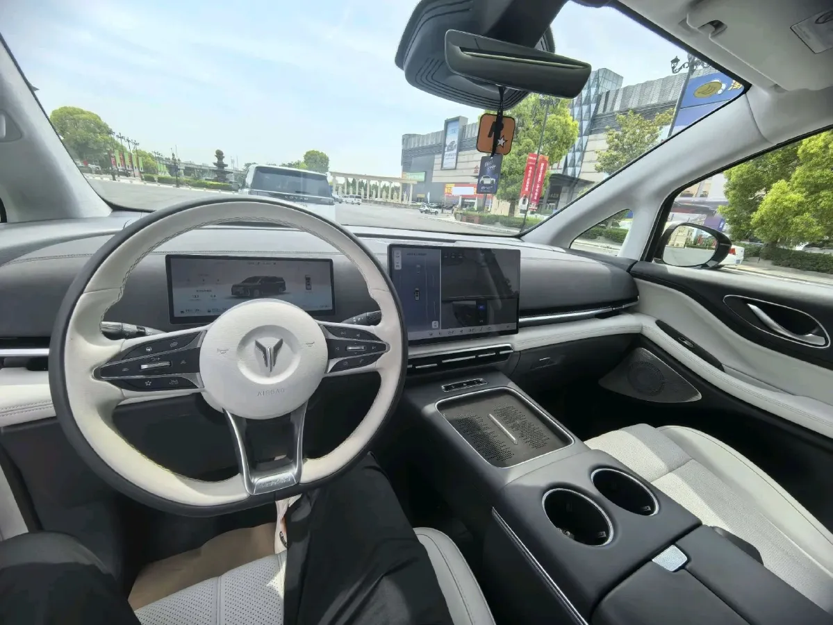 2025 Voyah Dream 1.5T 150HP L4 PHEV 41.7KWH,autocango,china used car exporter,china ev exporter,chinese used car exporter,chinese used ev exporter