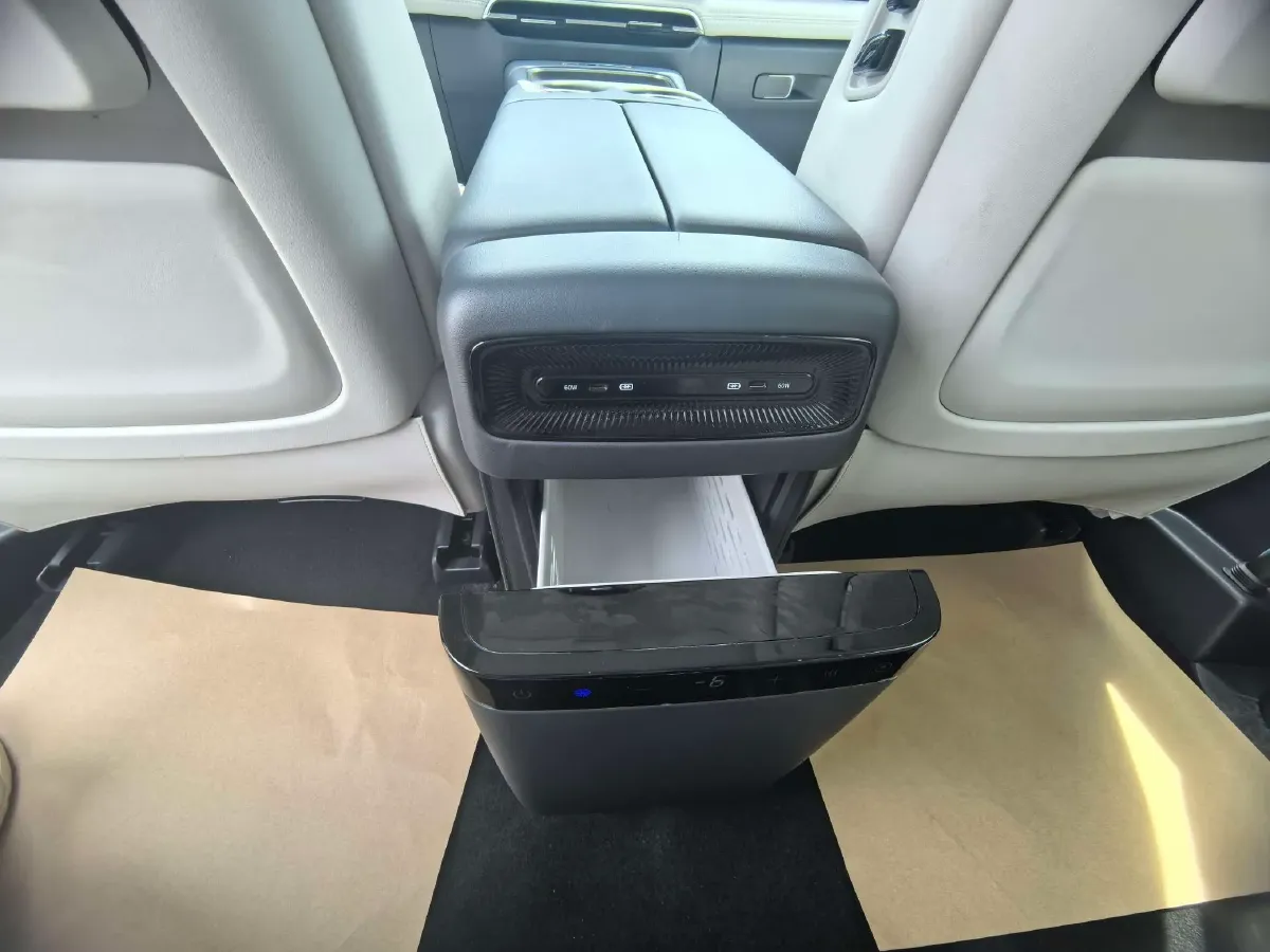 2025 Voyah Dream 1.5T 150HP L4 PHEV 41.7KWH,autocango,china used car exporter,china ev exporter,chinese used car exporter,chinese used ev exporter