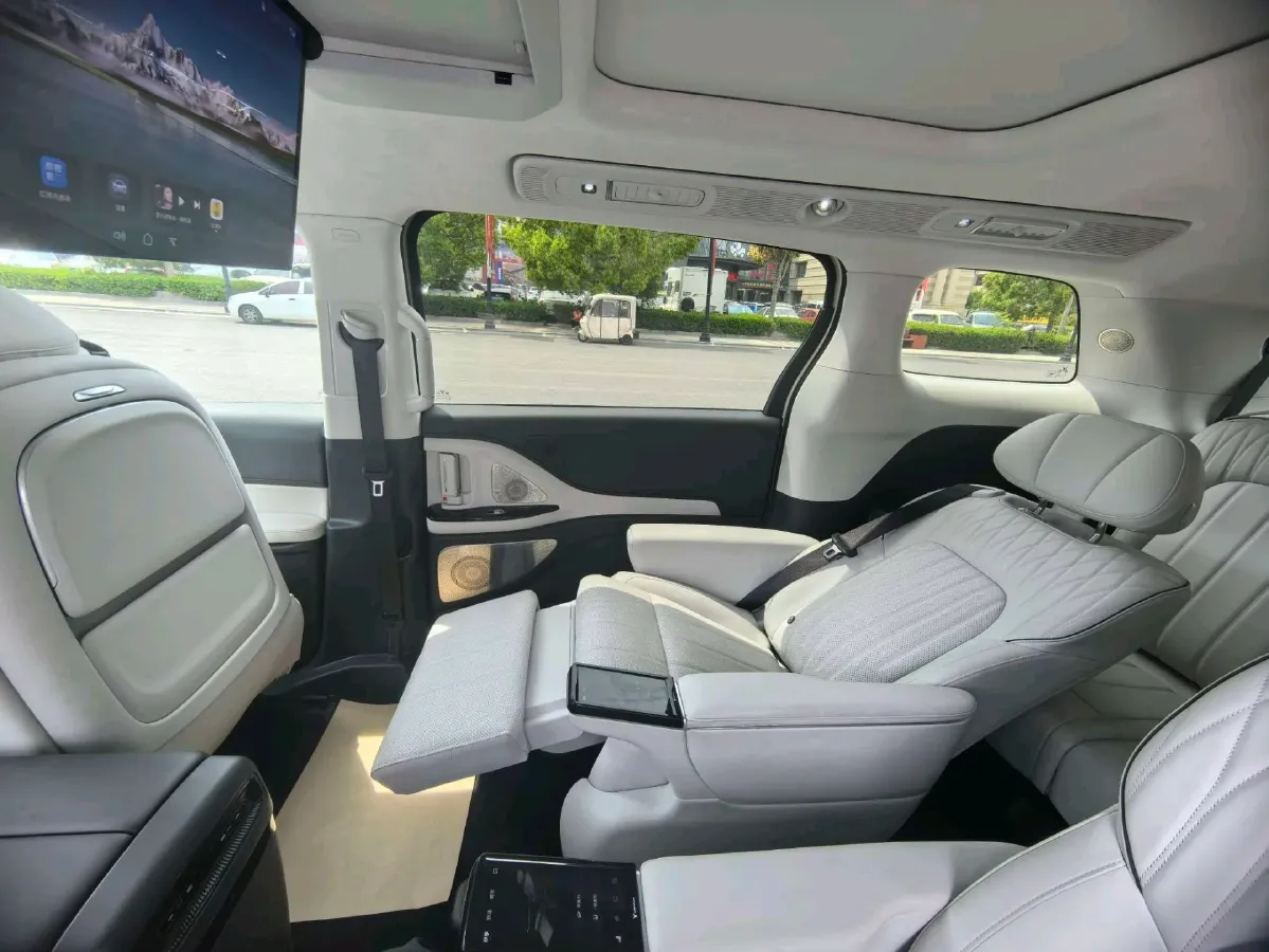 2025 Voyah Dream 1.5T 150HP L4 PHEV 41.7KWH,autocango,china used car exporter,china ev exporter,chinese used car exporter,chinese used ev exporter