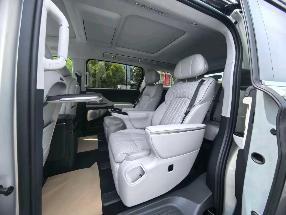 2025 Voyah Dream 1.5T 150HP L4 PHEV 41.7KWH,autocango,china used car exporter,china ev exporter,chinese used car exporter,chinese used ev exporter