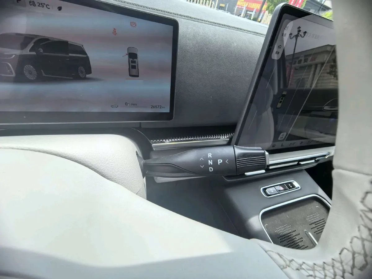 2025 Voyah Dream 1.5T 150HP L4 PHEV 41.7KWH,autocango,china used car exporter,china ev exporter,chinese used car exporter,chinese used ev exporter