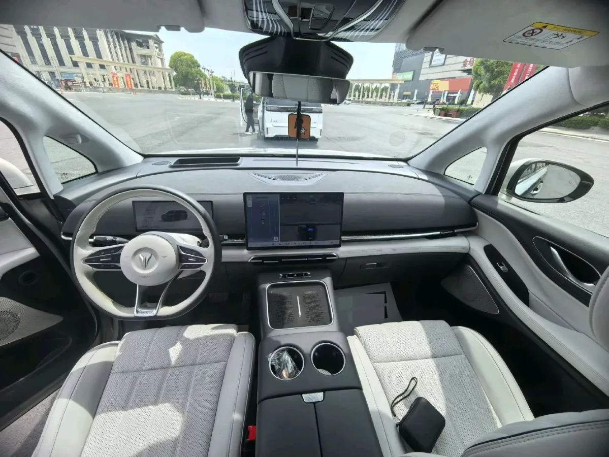 2025 Voyah Dream 1.5T 150HP L4 PHEV 41.7KWH,autocango,china used car exporter,china ev exporter,chinese used car exporter,chinese used ev exporter