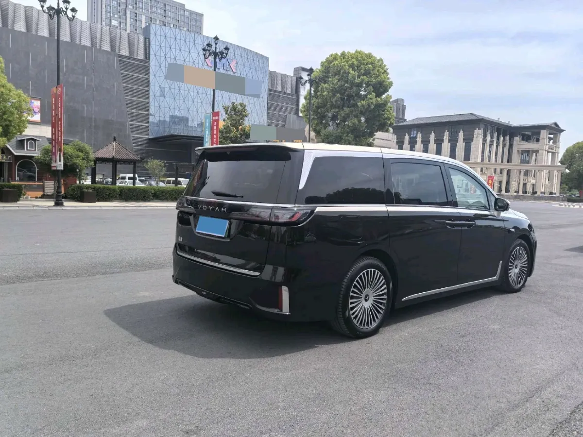 2025 Voyah Dream 1.5T 150HP L4 PHEV 41.7KWH,autocango,china used car exporter,china ev exporter,chinese used car exporter,chinese used ev exporter