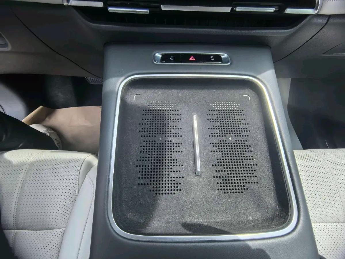 2025 Voyah Dream 1.5T 150HP L4 PHEV 41.7KWH,autocango,china used car exporter,china ev exporter,chinese used car exporter,chinese used ev exporter
