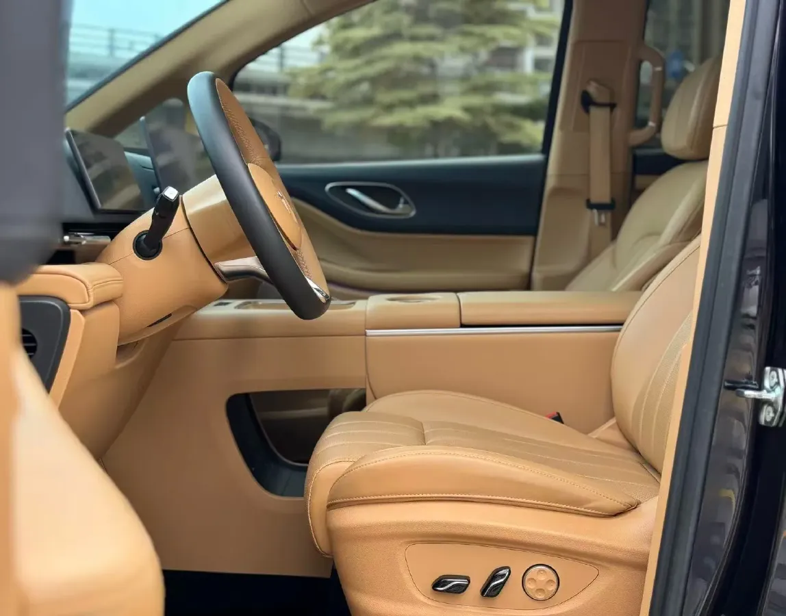 2025 Voyah Dream 1.5T 150HP L4 PHEV 41.7KWH,autocango,china used car exporter,china ev exporter,chinese used car exporter,chinese used ev exporter