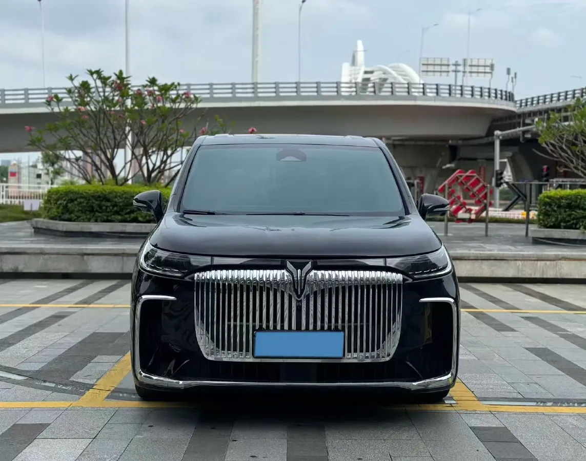 2025 Voyah Dream 1.5T 150HP L4 PHEV 41.7KWH,autocango,china used car exporter,china ev exporter,chinese used car exporter,chinese used ev exporter